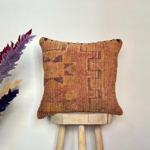 Funda de almohada vintage de lana marroquí: cojín tribal hecho a mano, estilo alfombra bereber tradicional, con detalles Bejaad Azilal Beni Ourain, 45,7 x 48,2 cm.