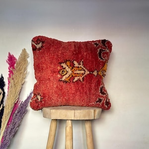 Almohada Boujaad hecha a mano: cojín de lana marroquí con patchwork tribal colorido. Cojín de sofá bohemio étnico bereber, pieza única, 45 x 48 cm.