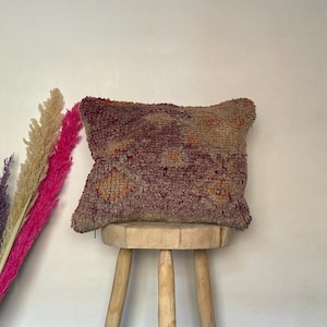 Almofada artesanal marroquina em lã – Almofada vibrante em tons de mostarda e com estampa berbere, almofada decorativa vintage em lã, estilo kilim – 35,5 x 48 cm