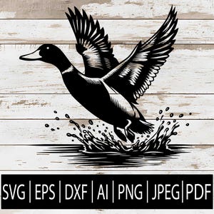 Puede incluir: Ilustración en blanco y negro de un pato en vuelo, con las alas extendidas y salpicaduras de agua debajo. La imagen está sobre un fondo blanco con vetas de madera. La parte inferior de la imagen muestra el texto: SVG | EPS | DXF | AI | PNG | JPEG | PDF.