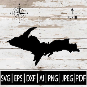 Può includere: Silhouette nera della Penisola Superiore del Michigan, con una rosa dei venti e la parola "NORTH" sopra. L'immagine include opzioni di formato file: SVG, EPS, DXF, AI, PNG, JPEG e PDF. Il design è su uno sfondo di legno bianco.