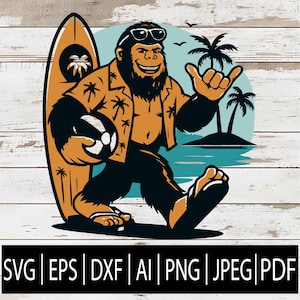 Może przedstawiać: Kreskówkowa ilustracja postaci Bigfoota w okularach przeciwsłonecznych, koszuli hawajskiej i trzymającej piłkę plażową. Obok postaci znajduje się deska surfingowa z motywem palmy. Tło zawiera scenę na plaży z palmami i tekstem "SVG | EPS | DXF | AI | PNG | JPEG | PDF".