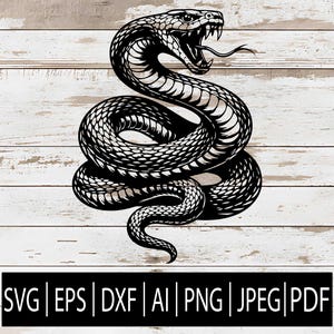 Könnte beinhalten: Schwarz-weiße Illustration einer Schlange mit geöffnetem Maul und herausgestreckter Zunge. Die Schlange ist gewunden und weist detaillierte Schuppen auf. Enthaltene Dateiformate: SVG, EPS, DXF, AI, PNG, JPEG und PDF.