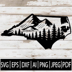 Puede incluir: Silueta negra del estado de Carolina del Norte, con una cordillera y un bosque de pinos. La imagen incluye opciones de formato de archivo: SVG, EPS, DXF, AI, PNG, JPEG y PDF.
