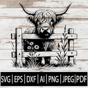 Puede incluir: Ilustración en blanco y negro de una vaca de las Tierras Altas mirando por encima de una valla de madera, con hierba y flores en primer plano. La vaca tiene cuernos largos y pelaje lanudo. El texto "SVG | EPS | DXF | AI | PNG | JPEG | PDF" se muestra.