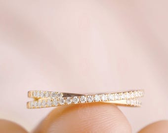 Alianza de bodas de oro de 14 k con diamantes cultivados en laboratorio y entrecruzados
