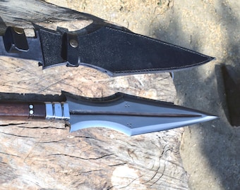 Spada lancia da caccia Kukri nepalese realizzata a mano: impugnatura in palissandro, fodero in pelle di bufalo.