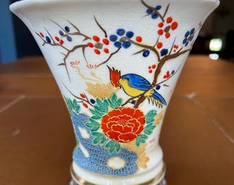 鳥と花のモチーフが特徴的な中国風磁器の花瓶。青と白。高さ 30 cm