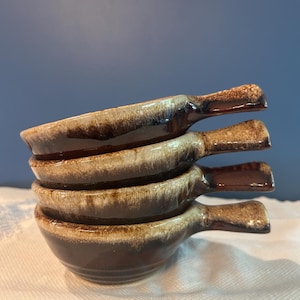 Set med fyra vintage Monmouth Pottery soppskålar i stengods med handtag