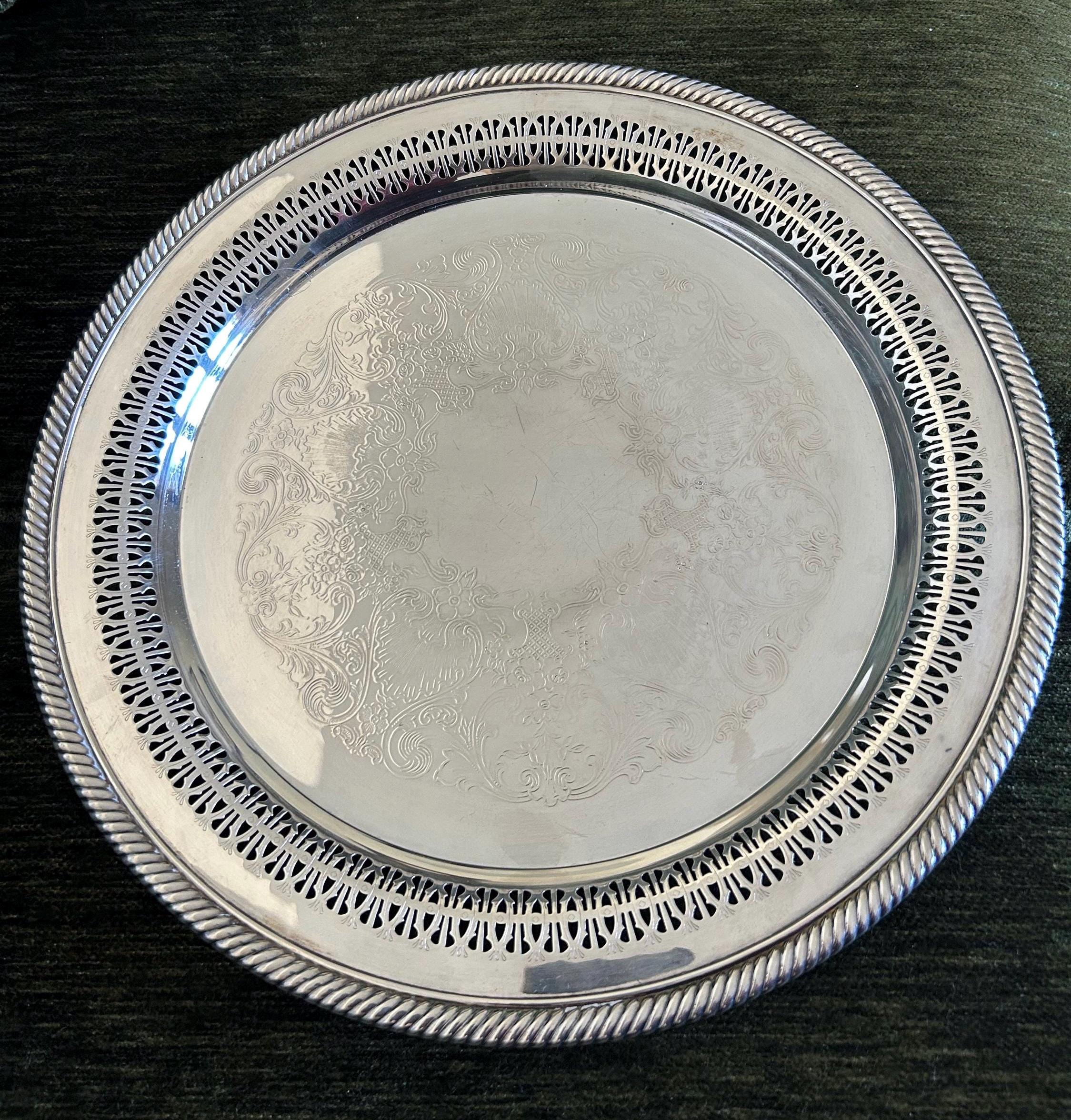 Lot - Table à plateau circulaire en marbre blanc et gris marbré orné d