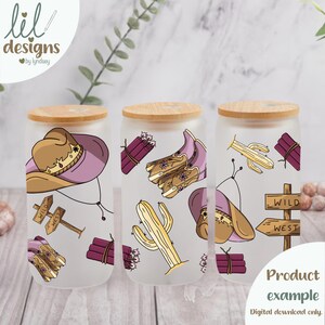 Puede incluir: Tres tarros de vidrio esmerilado con tapas de bambú que presentan un patrón repetido de cactus, botas de vaquero y sombreros de vaquero. Los tarros tienen una gama de colores rosa, morado y marrón. El texto "Wild West" está en uno de los tarros.