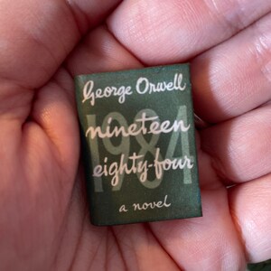 Micro Mini Livro - Broche - Alfinete - 1984 / Mil Novecentos e Oitenta e Quatro