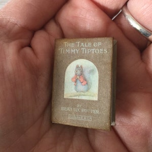 Micro Mini Livro - Broche - Alfinete - Timmy Tiptoes - Beatrix Potter