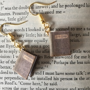 Pendientes de libro diminuto - Jane Eyre - Más pequeños que un centavo