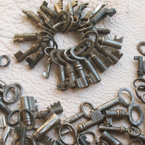 Vintage Skeleton Keys - Wedding Favor - Tiny keys - Small Real Old Iron Keys - Low Price - Lot of 5 or 10 Old Keys (W-6).