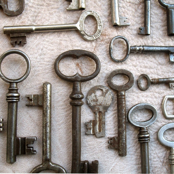 Wholesale Vintage Keys - 25 Genuine Skeleton Keys - Old Iron Keys - Wedding favor (W-72b).