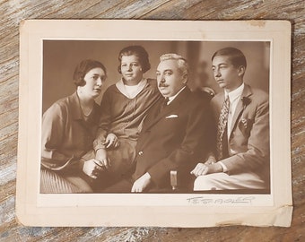 Foto vintage en tono sepia - familia con dos niños, foto montada en cartón