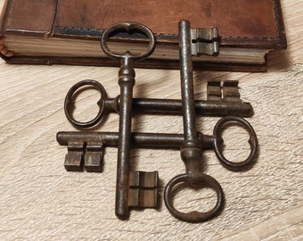 Old skeleton keys - 4 vintage keys, 19th - 20th Century- iron keys - craft supplies (M1).