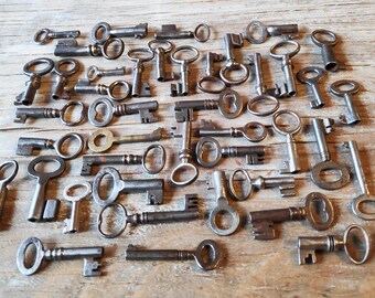 vintage tiny skeleton keys - 20 tiny old keys - small iron and brass keys - craft supplies, randomly selected (24-c).