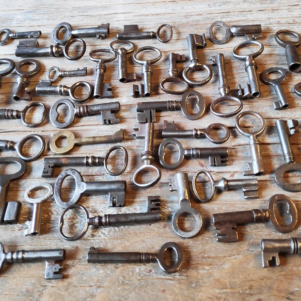 vintage tiny skeleton keys - 20 tiny old keys - small iron and brass keys - craft supplies, randomly selected (24-c).