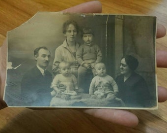 Foto vintage en blanco y negro - familia con tres hijos, esposo, esposa y abuela