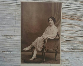 Foto de estudio vintage, mujer en sillón