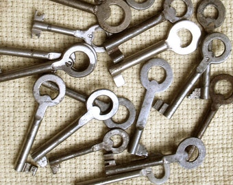 vintage skeleton keys - 12 old keys - iron keys - craft supplies (w1).