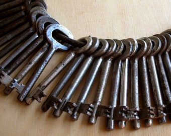 vintage skeleton keys - 8 old keys - iron keys - craft supplies (w2).