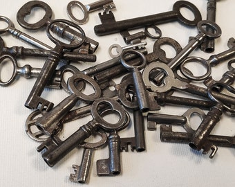 vintage skeleton keys - 30 old keys - iron keys - craft supplies (1a).