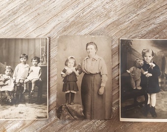 Foto de niños antiguos, retrato de abuela y niños, fotografía de estudio, tarjetas postales