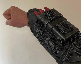 Power armour gauntlet missile launcher