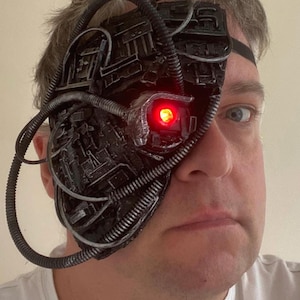 Cosplayowe oko bioniczne lub maska w stylu Borga. Prawa strona