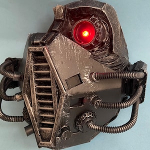 Máscara respiratoria inspirada en Darth Malgus de Star Wars con ojo biónico. Pieza de cosplay para el ojo izquierdo.