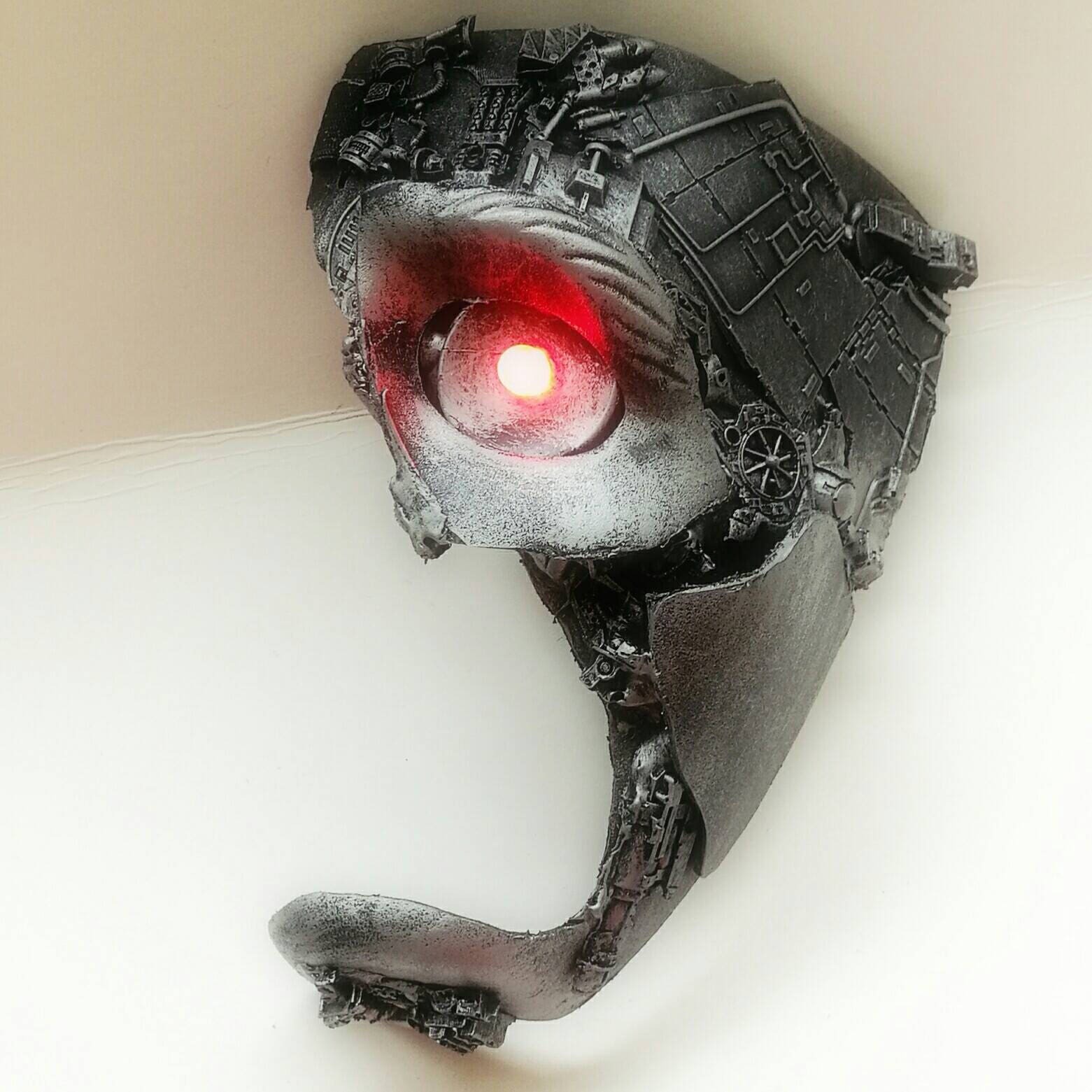 Metal eye terria. Белые линзы для глаз. Серебристые тени для век. Макияж для бледной кожи. Металлический глаз.