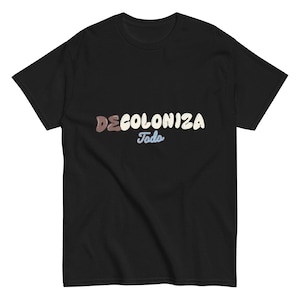 Decoloniza Todo T-Shirt – Ropa Activista, Camiseta Anticolonial, Cultura y Resistencia, Justicia Social, Moda de Protesta Unisex classic tee