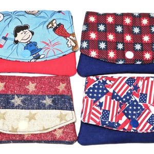 Carteira para cartão de crédito com fecho de pressão, acolchoada, 3 bolsos, bandeiras dos EUA, estrelas e listras, Snoopy, Charlie Brown, Lucy Woodstock e Linus