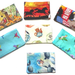 Cartera para tarjetas de crédito con dos bolsillos. Diseño de tela a elegir: gnomos, libros, gatos, colibríes, herramientas, cupcakes, marines y caballos.