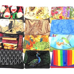 Cartera para tarjetas de crédito con cierre a presión, acolchada, 3 bolsillos, diseño de tela a elegir, RTS: colibríes, gatos, gnomos y pavo real.