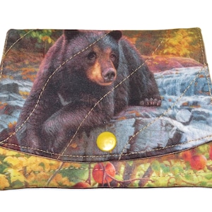 Cartera para tarjetas de crédito con cierre a presión, acolchada, 3 bolsillos, diseño de oso pardo salvaje y bosques otoñales.