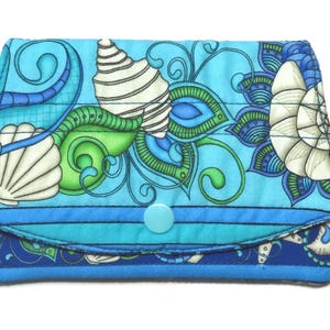 Cartera para tarjetas de crédito con cierre a presión, calidad acolchada, 3 bolsillos, conchas marinas Conchas marinas, azul océano