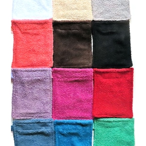 Puede incluir: Doce paños de cocina cuadrados de rizo en varios colores, incluyendo blanco, beige, gris, coral, marrón, negro, lavanda, rosa, rojo, azul, verde azulado y verde.