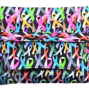 Capa acolchoada para EReader, capa grande para livro de 9,5" x 11,5", acolchoada, acolchoada para Kindle, EReaders, iPads ou livros, arco-íris de fitas de câncer