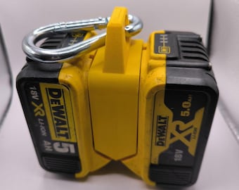 Peut inclure: Deux batteries DeWalt XR 18V lithium-ion jaunes et noires d'une capacité de 5,0 Ah, empilées l'une sur l'autre. Un mousqueton argenté est fixé à la batterie supérieure.