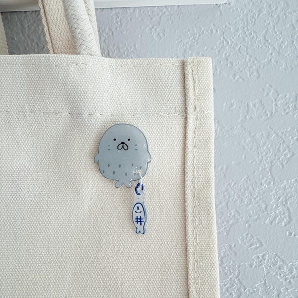 Sea otter pin with fish//cute handmade pin//pin for bags and hats//accessory for bag//cute pin for pins lover// grey seal pin