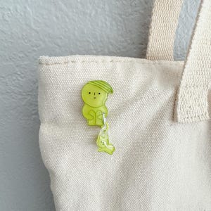 Green guy pin//cute handmade pin//pin for bags hats//bag accessory/ green person cute enamel pin/cute lapel pin/kawaii pin/shrinky dinks