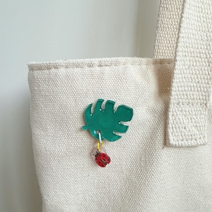 Leaf and ladybug pin//plant pin// cute leaf badge //monstera pin//pin for bags and hats//accessory for bag//gift for him or her//ladybug pin