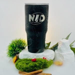 Benutzerdefinierte schwarze Becher mit Logo 30 Unzen - Bestellungen für Großunternehmen oder individuelle Geschenke, personalisierte Business-Cups, Kaffeebecher, kundenspezifisches Trinkgeschirr