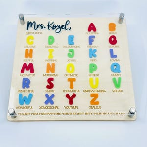 Letrero acrílico personalizado para el nombre del profesor (A-Z) - Decoración personalizada de agradecimiento para el aula - Regalo de agradecimiento de fin de curso para el profesor.