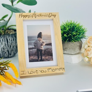 Personalisierter Bilderrahmen aus Holz mit Gravur - Personalisierter Bilderrahmen mit Nachricht - Geschenk für Mama, Papa, Großeltern oder einen besonderen Anlass