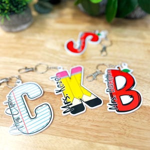 Porte-clés personnalisé pour enseignant - Porte-nom personnalisé avec initiales et breloques - Cadeau de rentrée, Cadeau personnalisé pour enseignant, Cadeau pour la classe